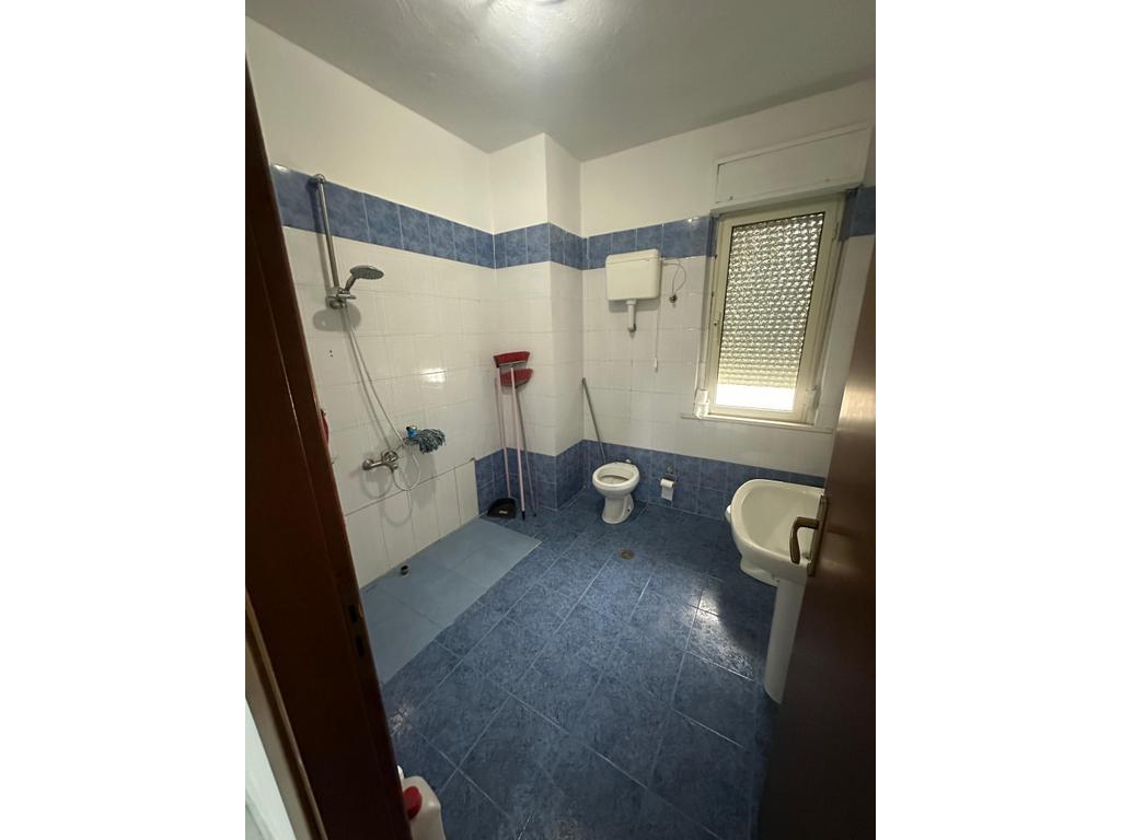 Apartament 2+1+2 me Qira pranë Ministrisë së Jashtme – Ideal për Banim ose Zyra