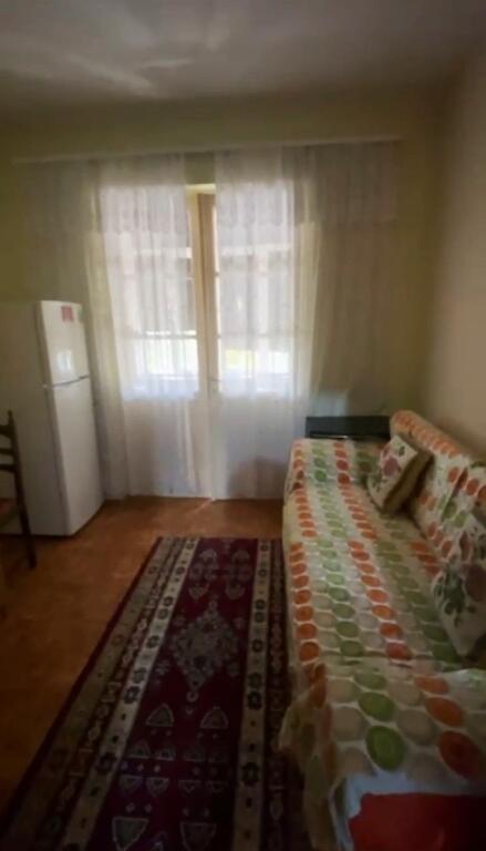 🏢Rruga Ferit Xhajko,perballe Ish Restorant Durresit jepet me qera apartament me siperfaqe75 𝐦2,2+1,i mobiluar