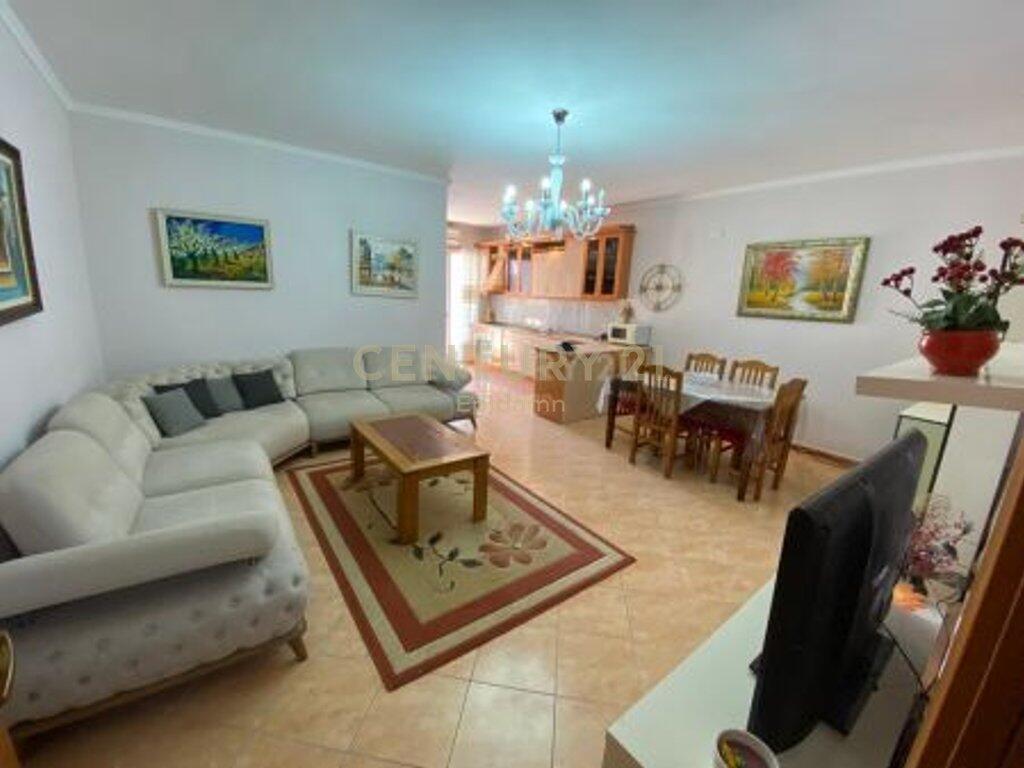 JEPET ME QIRA APARTAMENT 2+1+2 PRANE STACIONIT TE TRENIT, DURRESI !