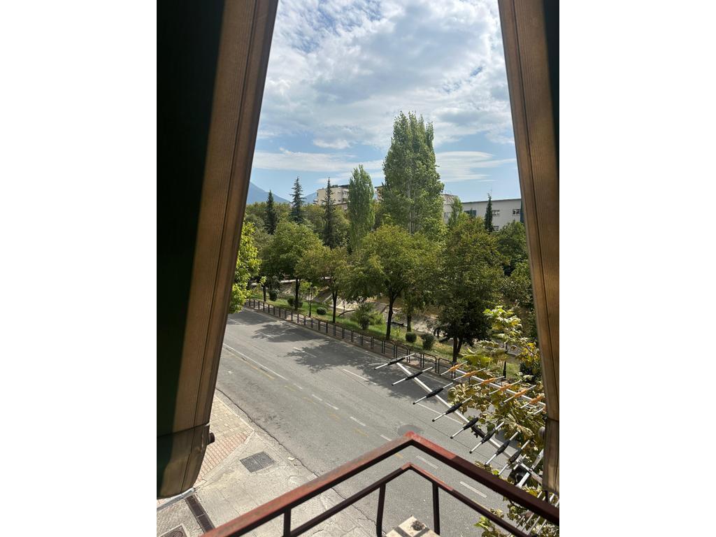 Apartament 2+1+2 me Qira pranë Ministrisë së Jashtme – Ideal për Banim ose Zyra