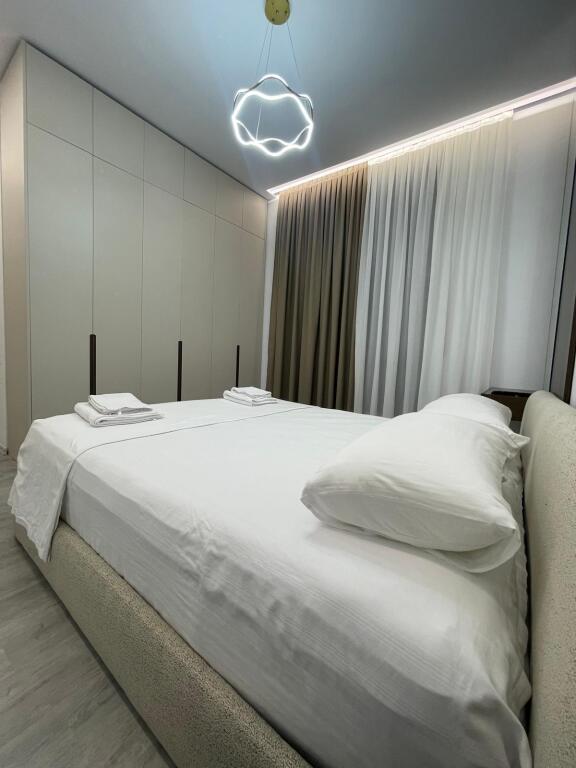 🏢Ish Sheshi Shqiponja,Rr.29 Nentori,jepet me qera per here te pare apartament 2+1+2+2garazhde i mobiluar 850Euro