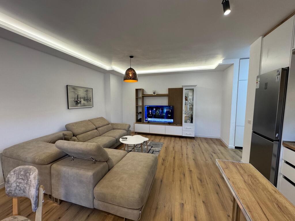 📣 QERA SUPER Apartament 2+1 Me Post Parking 📍 Prane Shkolles Se Kuqe ✨   🏢 Ndertim i Ri  🪜 Kati 2 (Me Ashensor)  🛋️ Mobiluar Me Kushte Bashkekohore  ✅ I Pa Banuar Me Pare  👨‍👩‍👧‍👦 Preferohen Kliente Familjare   💶 Cmimi 1.000 Euro