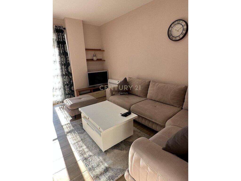 Jepet apartament 1+1 me qera ne Qendren e Durresit!