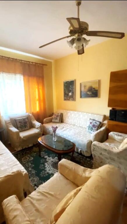 🏢Rruga Ferit Xhajko,perballe Ish Restorant Durresit jepet me qera apartament me siperfaqe75 𝐦2,2+1,i mobiluar