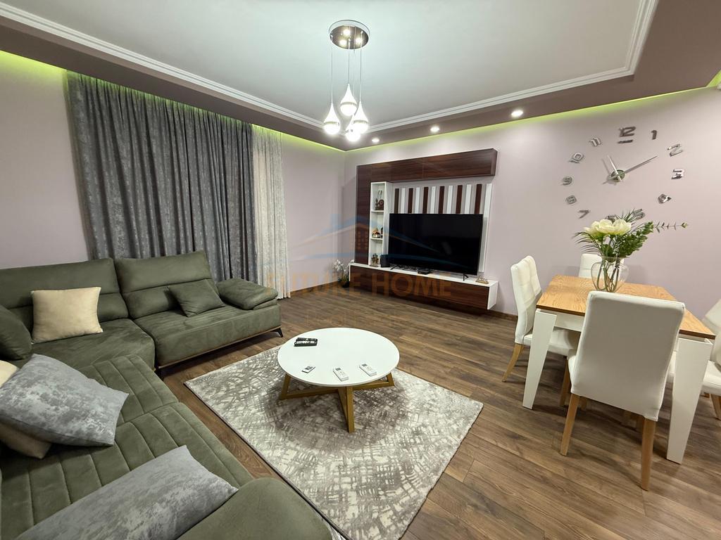 Shitet, Apartament 2+1, Komuna e Parisit