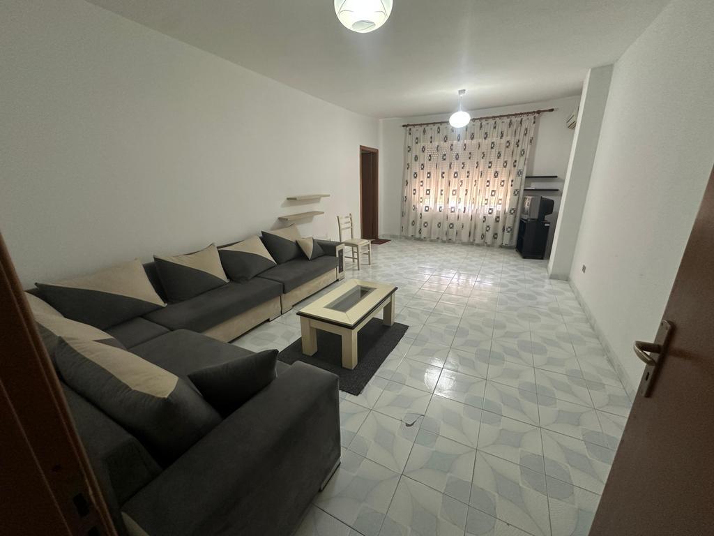 Apartament 2+1+2 me Qira pranë Ministrisë së Jashtme – Ideal për Banim ose Zyra