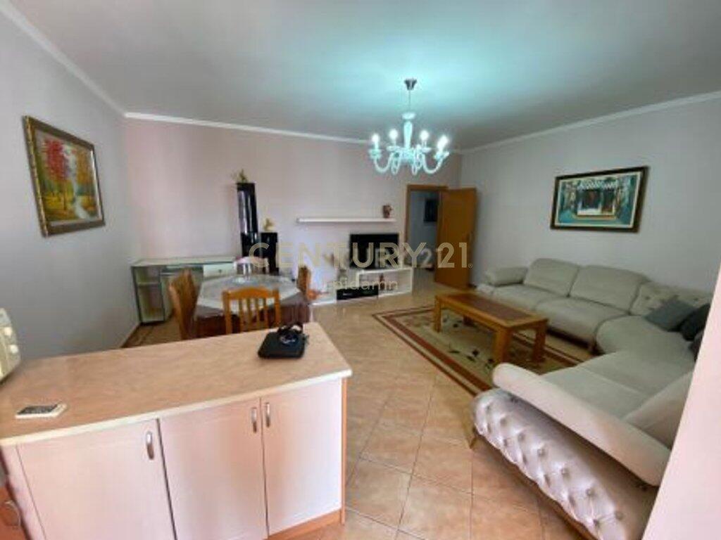 JEPET ME QIRA APARTAMENT 2+1+2 PRANE STACIONIT TE TRENIT, DURRESI !
