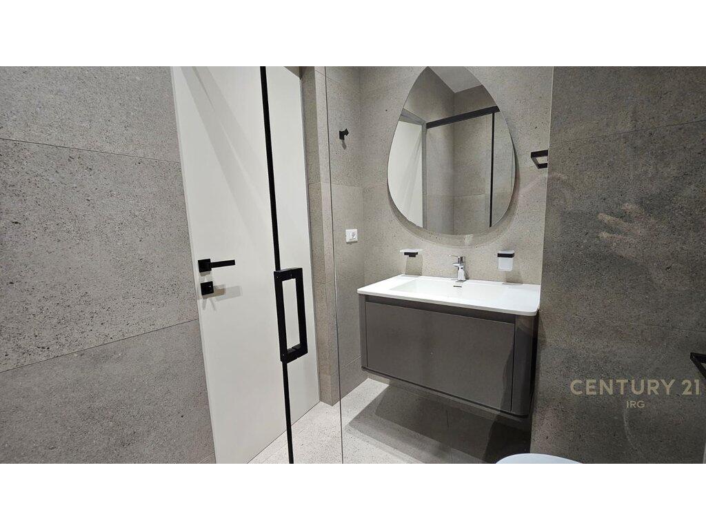 VENDIAMO APPARTAMENTO 2+1+2 +POSTO AUTO ARREDATO PRESSO "LAKE VIEW"!