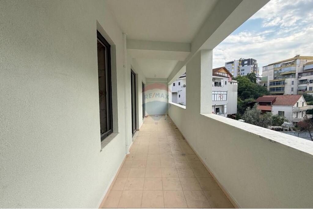 Apartment 2+1+2 for sale United School!