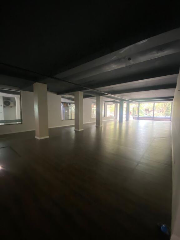 BUSINESS PREMISES FOR RENT 727 M2 FORMER EXHIBITION 15,000 EURO