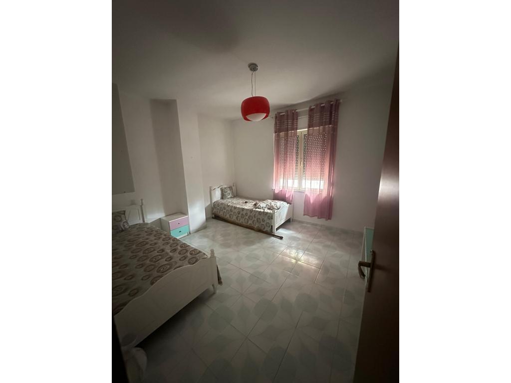 Apartament 2+1+2 me Qira pranë Ministrisë së Jashtme – Ideal për Banim ose Zyra