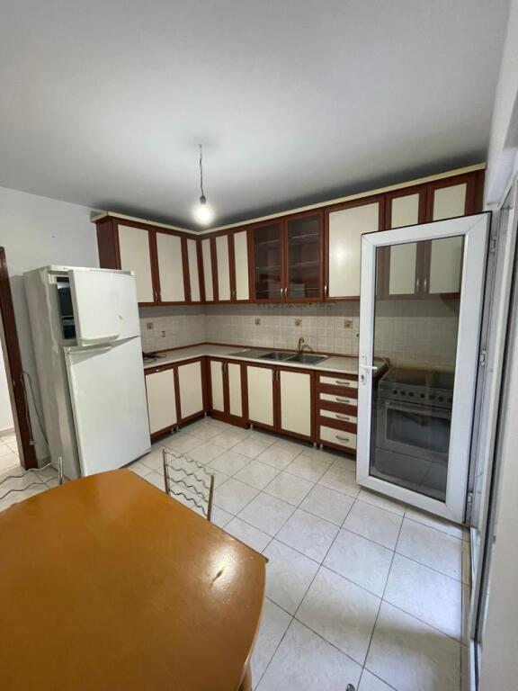 Affittasi appartamento 1+1+salone indipendente + 2 bagni, (Blocco Gintash) (Union Bank) 600 mila lek