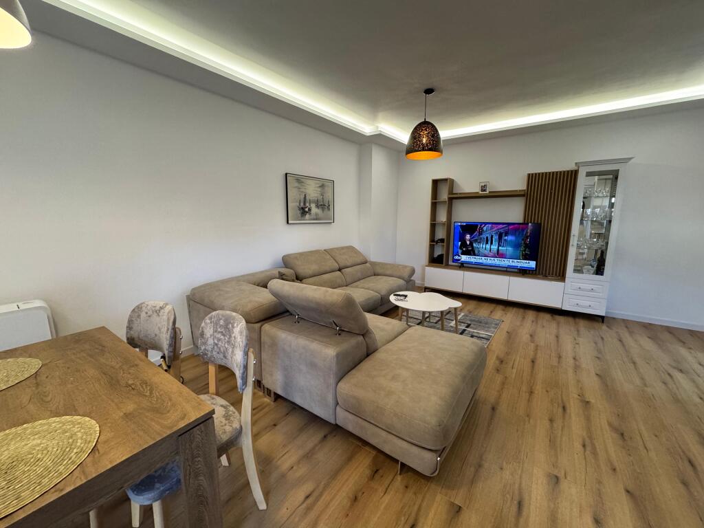 📣 QERA SUPER Apartament 2+1 Me Post Parking 📍 Prane Shkolles Se Kuqe ✨   🏢 Ndertim i Ri  🪜 Kati 2 (Me Ashensor)  🛋️ Mobiluar Me Kushte Bashkekohore  ✅ I Pa Banuar Me Pare  👨‍👩‍👧‍👦 Preferohen Kliente Familjare   💶 Cmimi 1.000 Euro