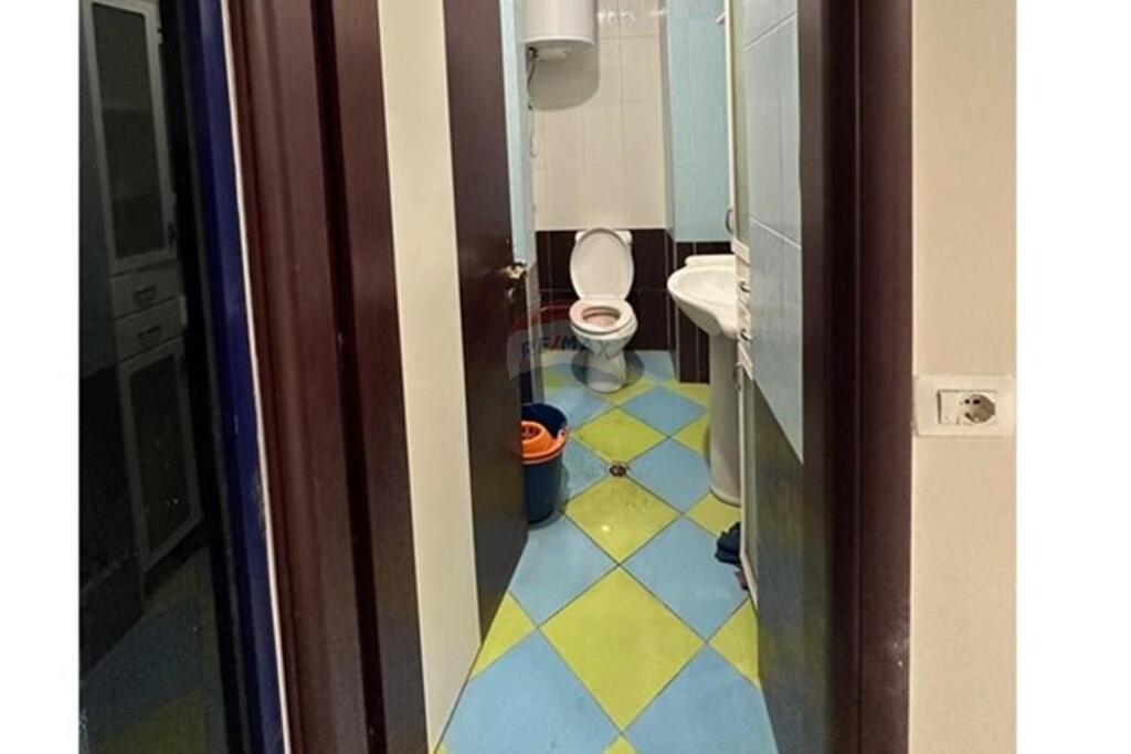 Shitet Dyqan tek Liqeni i Thate