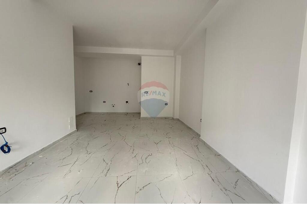 Apartment 2+1+2 for sale United School!