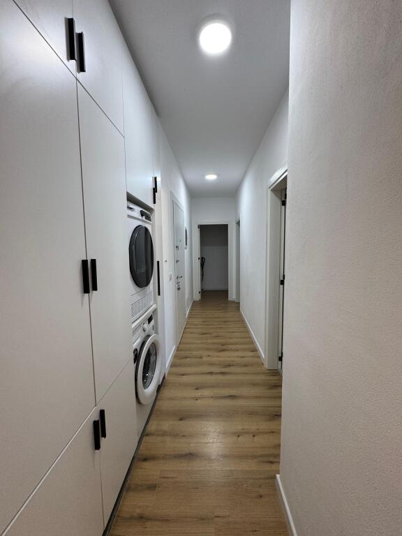 📣 QERA SUPER Apartament 2+1 Me Post Parking 📍 Prane Shkolles Se Kuqe ✨   🏢 Ndertim i Ri  🪜 Kati 2 (Me Ashensor)  🛋️ Mobiluar Me Kushte Bashkekohore  ✅ I Pa Banuar Me Pare  👨‍👩‍👧‍👦 Preferohen Kliente Familjare   💶 Cmimi 1.000 Euro