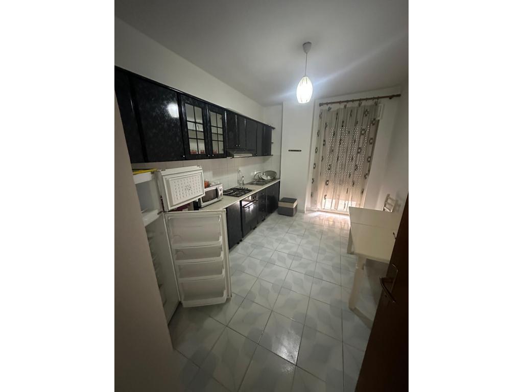 Apartament 2+1+2 me Qira pranë Ministrisë së Jashtme – Ideal për Banim ose Zyra