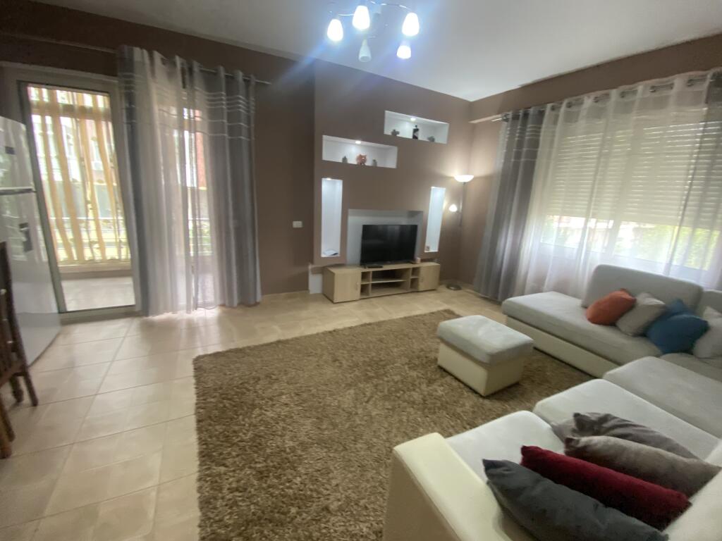 2+1,i mobiluar liqeni i thate,cmimi 550 euro