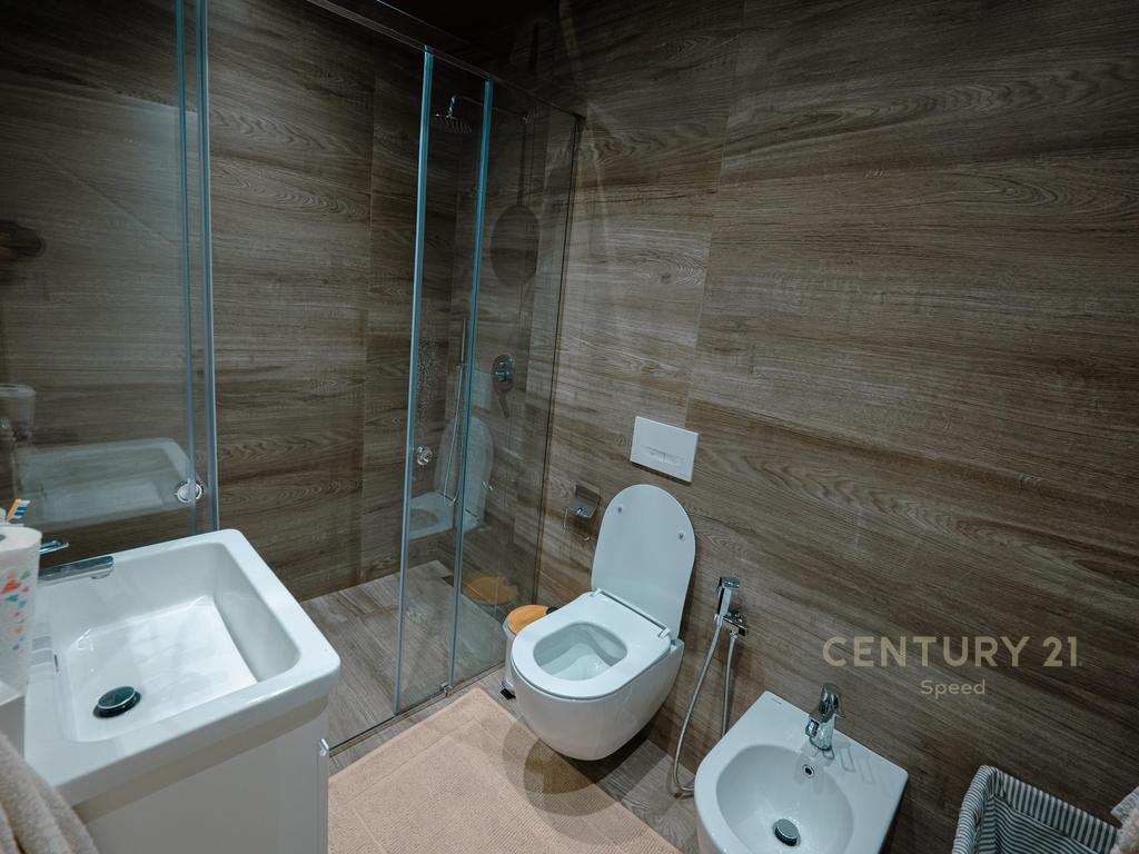 Shesim apartament super luksoz me 3 poste parkimi ne Vala Mar!! 590,000 €