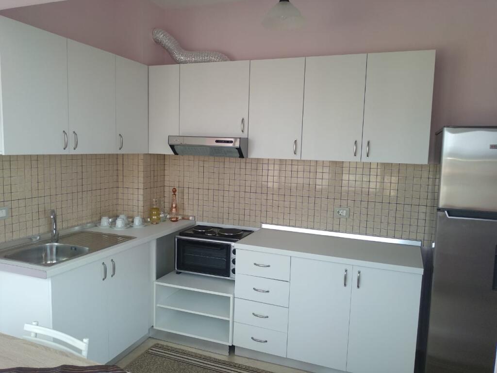 🏢Dopo la scuola di 9 anni 4 Deshmoret, si affitta un appartamento 1+1 arredato, 45.000 Leke