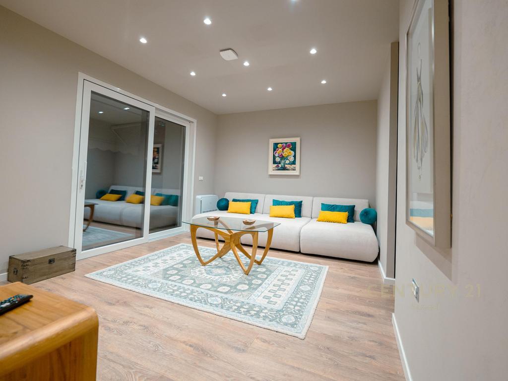 Shesim apartament super luksoz me 3 poste parkimi ne Vala Mar!! 590,000 €