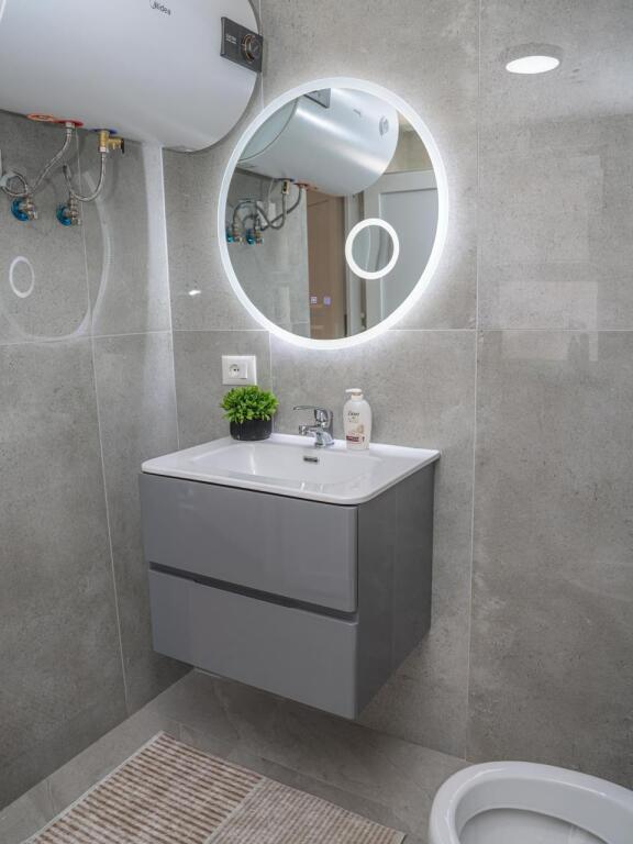 Appartamento 1+1 con parcheggio in affitto 750 euro centro, 9° piano, vicino all'hotel Stela