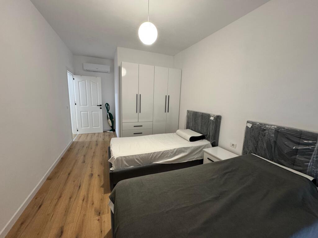 📣 QERA SUPER Apartament 2+1 Me Post Parking 📍 Prane Shkolles Se Kuqe ✨   🏢 Ndertim i Ri  🪜 Kati 2 (Me Ashensor)  🛋️ Mobiluar Me Kushte Bashkekohore  ✅ I Pa Banuar Me Pare  👨‍👩‍👧‍👦 Preferohen Kliente Familjare   💶 Cmimi 1.000 Euro