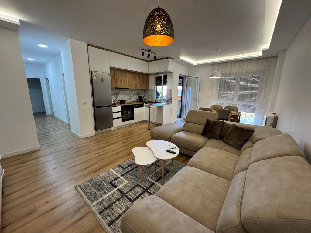 📣 QERA SUPER Apartament 2+1 Me Post Parking 📍 Prane Shkolles Se Kuqe ✨   🏢 Ndertim i Ri  🪜 Kati 2 (Me Ashensor)  🛋️ Mobiluar Me Kushte Bashkekohore  ✅ I Pa Banuar Me Pare  👨‍👩‍👧‍👦 Preferohen Kliente Familjare   💶 Cmimi 1.000 Euro