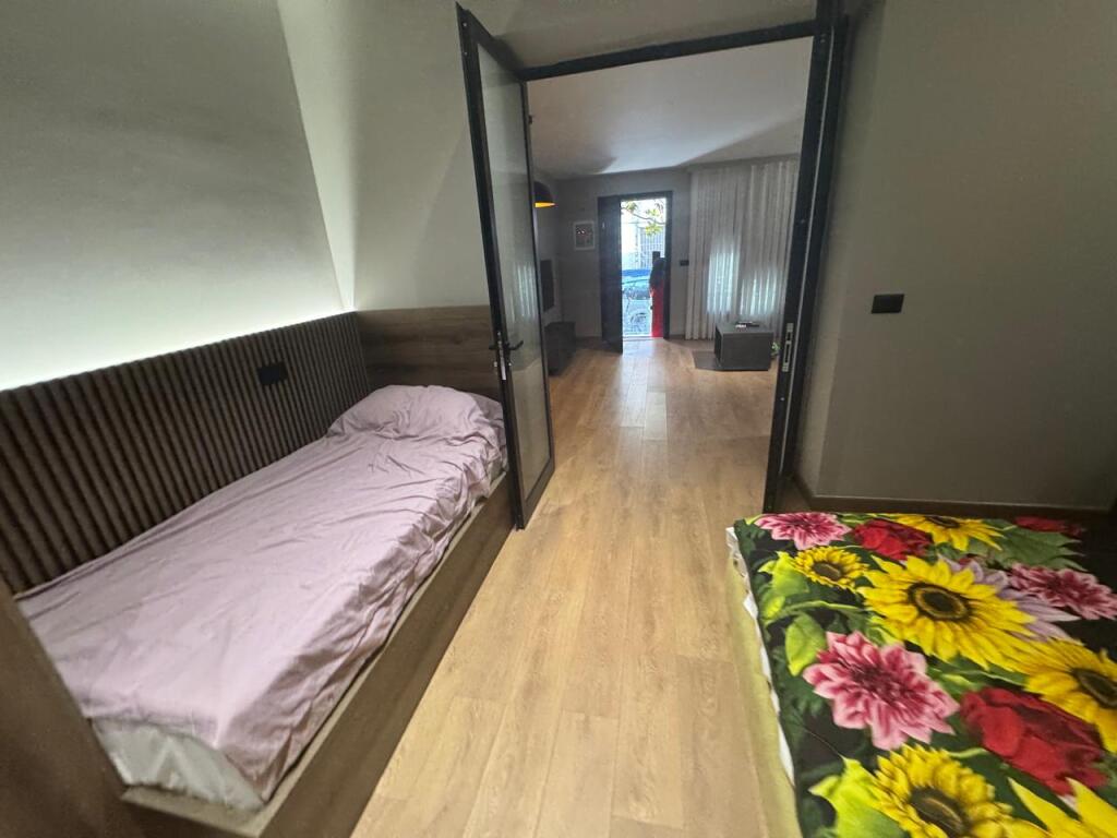 Apartament 1+1 me qira tek Komuna e Parisit!