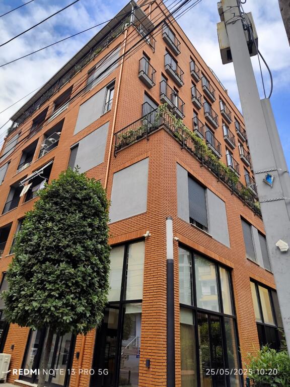 Modern 2+1+2 apartment for rent in the 21 Dhjetorit area