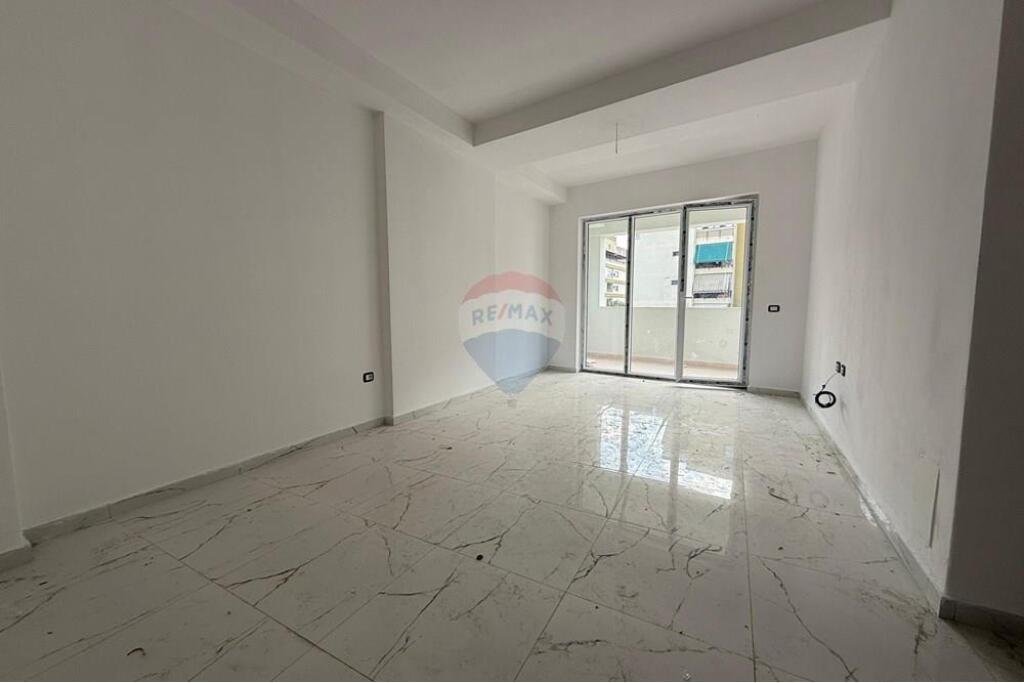 Apartment 2+1+2 for sale United School!