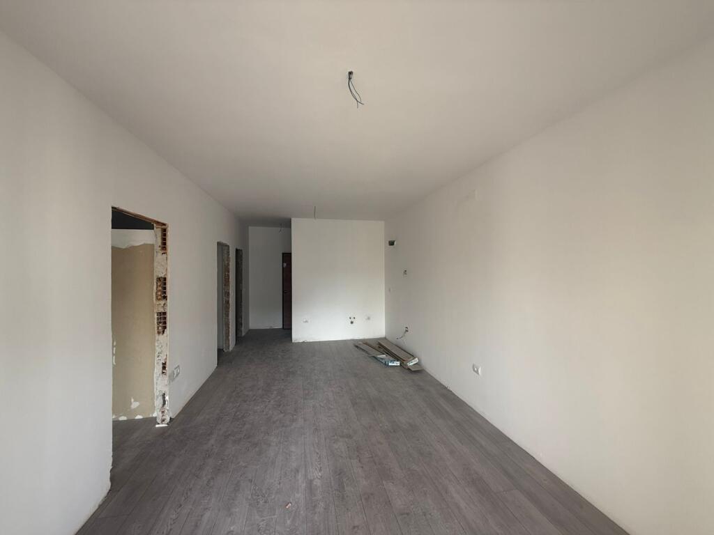Zog Zi Shitet Apartament 1+1 e Konvertuar ne 2+1