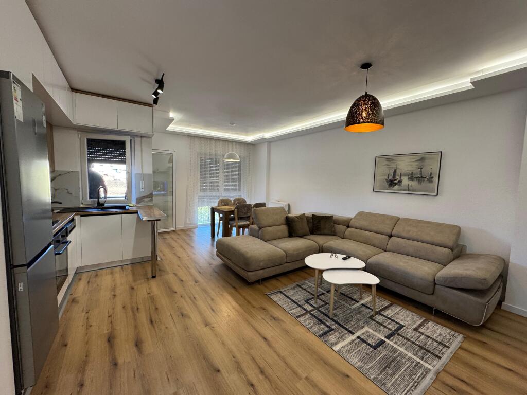 📣 QERA SUPER Apartament 2+1 Me Post Parking 📍 Prane Shkolles Se Kuqe ✨   🏢 Ndertim i Ri  🪜 Kati 2 (Me Ashensor)  🛋️ Mobiluar Me Kushte Bashkekohore  ✅ I Pa Banuar Me Pare  👨‍👩‍👧‍👦 Preferohen Kliente Familjare   💶 Cmimi 1.000 Euro