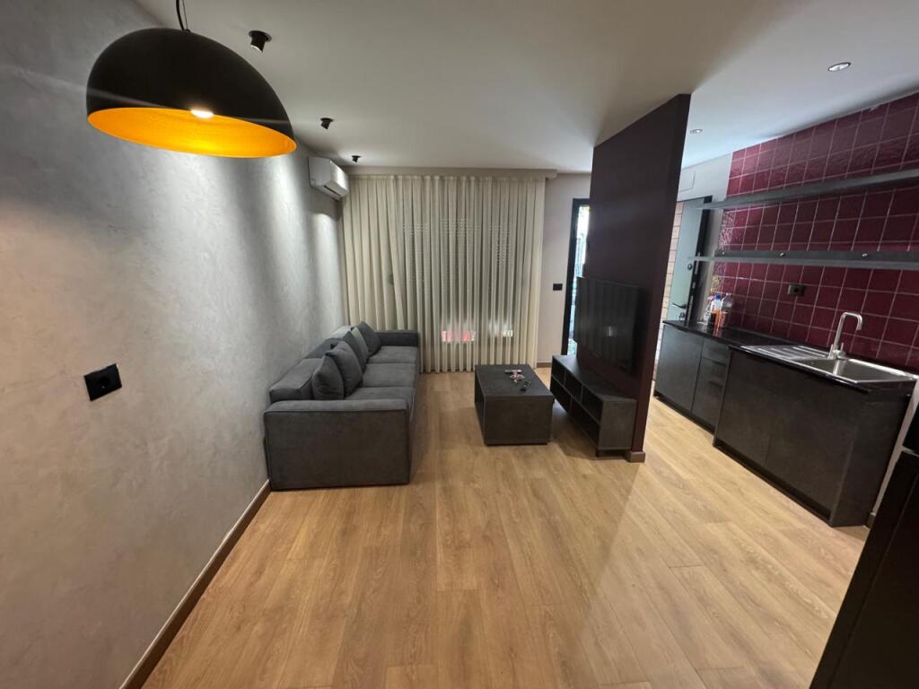 Apartament 1+1 me qira tek Komuna e Parisit!