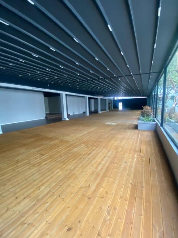 BUSINESS PREMISES FOR RENT 727 M2 FORMER EXHIBITION 15,000 EURO