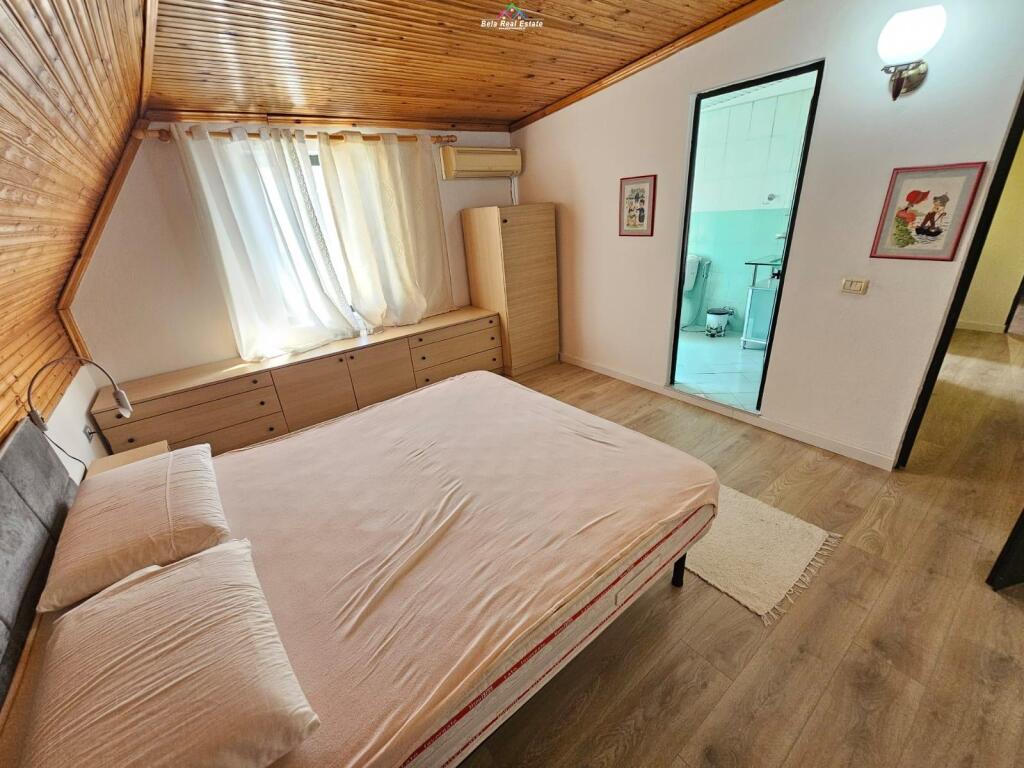 Vile me Qera 3+1 tek Ish Tregu Elektrik (ID BV22488) Tirane