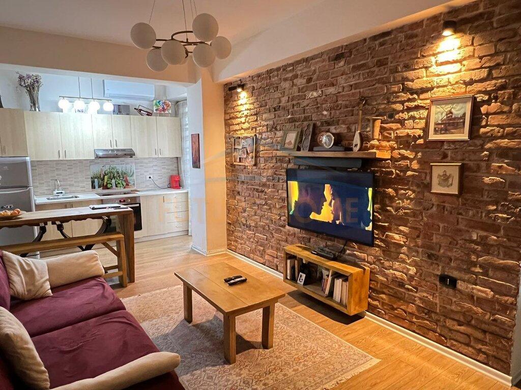 Shitet, Apartament 1+1 , Rruga e Kavajes, Tiranë