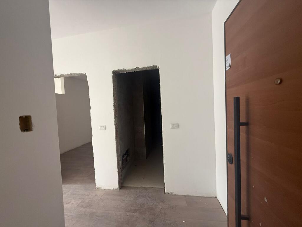 Zog Zi Shitet Apartament 1+1 e Konvertuar ne 2+1