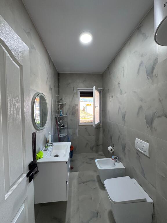 📣 QERA SUPER Apartament 2+1 Me Post Parking 📍 Prane Shkolles Se Kuqe ✨   🏢 Ndertim i Ri  🪜 Kati 2 (Me Ashensor)  🛋️ Mobiluar Me Kushte Bashkekohore  ✅ I Pa Banuar Me Pare  👨‍👩‍👧‍👦 Preferohen Kliente Familjare   💶 Cmimi 1.000 Euro
