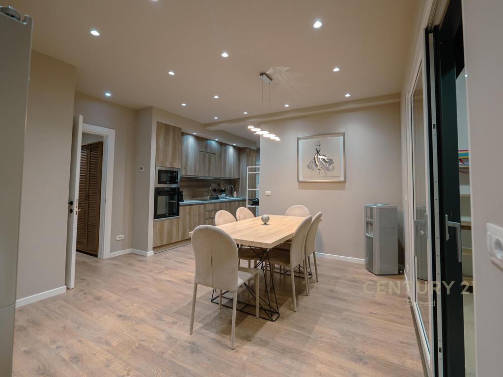 Shesim apartament super luksoz me 3 poste parkimi ne Vala Mar!! 590,000 €