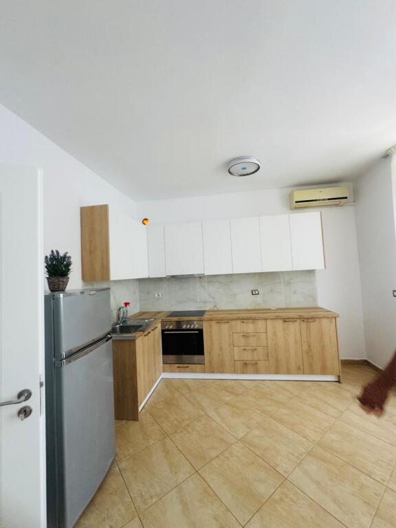 Apartament për qera - Pallati Brigadave