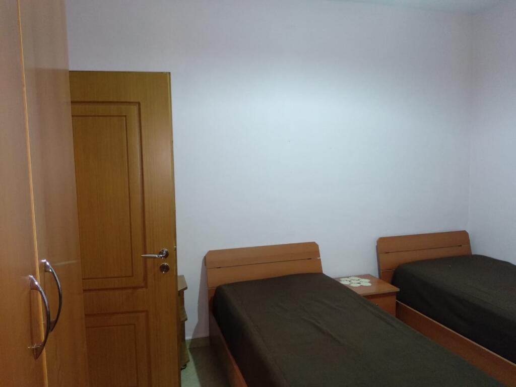 🏢Dopo la scuola di 9 anni 4 Deshmoret, si affitta un appartamento 1+1 arredato, 45.000 Leke
