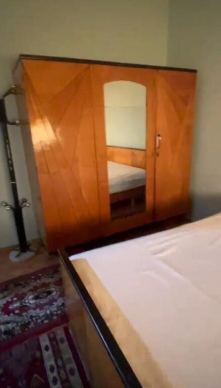 🏢Rruga Ferit Xhajko,perballe Ish Restorant Durresit jepet me qera apartament me siperfaqe75 𝐦2,2+1,i mobiluar