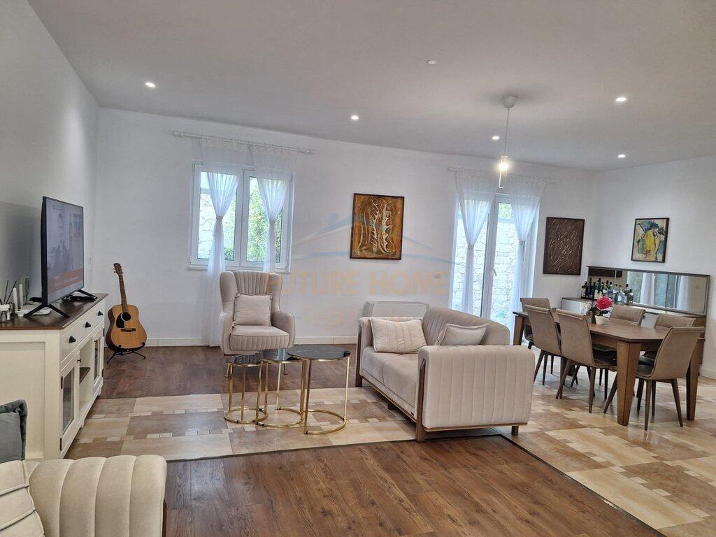 Disponiamo di Villa su 2 piani in Vendita, Mullet