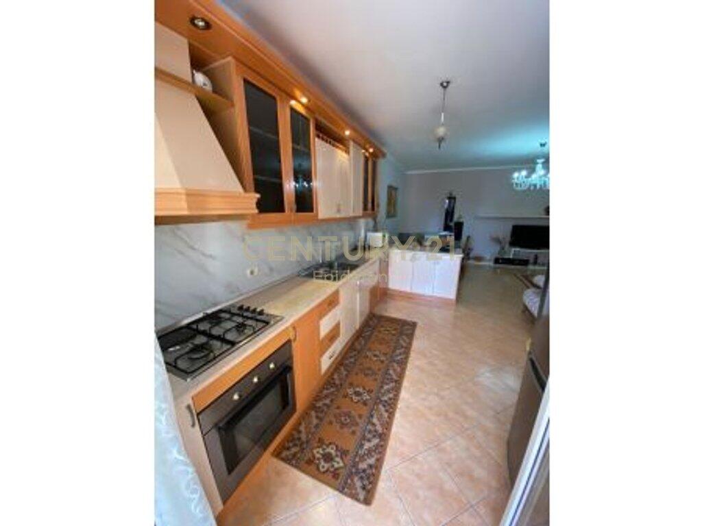 JEPET ME QIRA APARTAMENT 2+1+2 PRANE STACIONIT TE TRENIT, DURRESI !