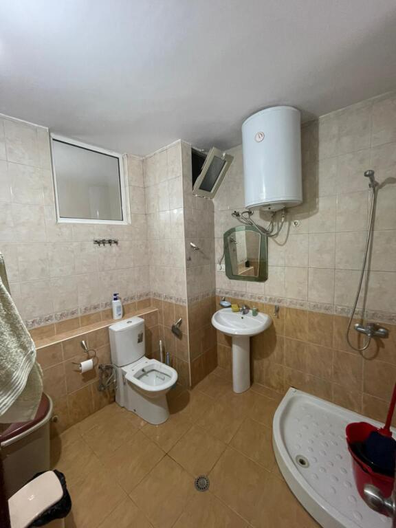 Affittasi appartamento 1+1+salone indipendente + 2 bagni, (Blocco Gintash) (Union Bank) 600 mila lek
