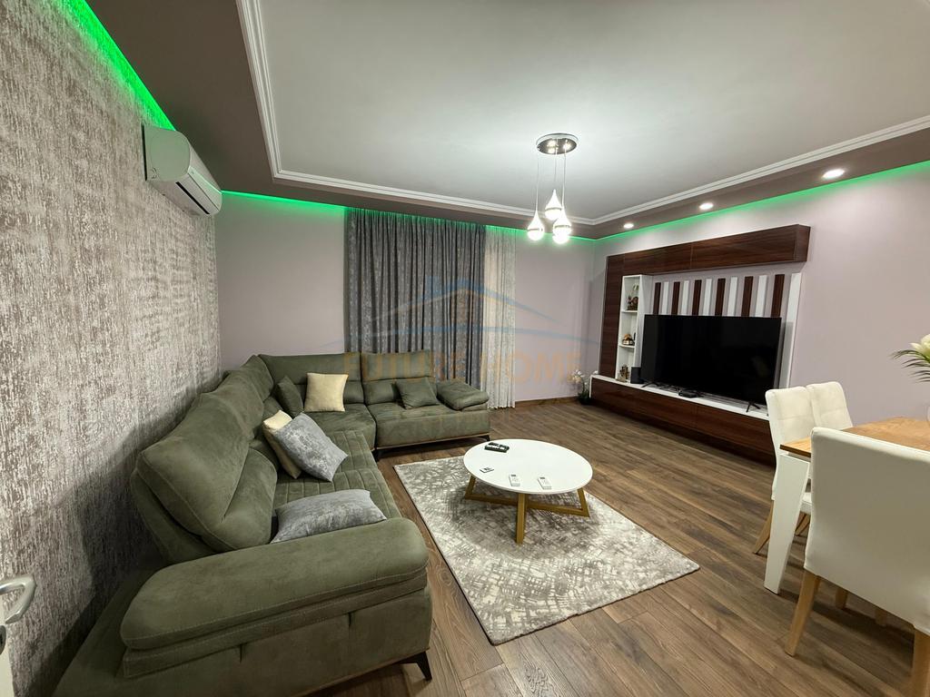 Shitet, Apartament 2+1, Komuna e Parisit