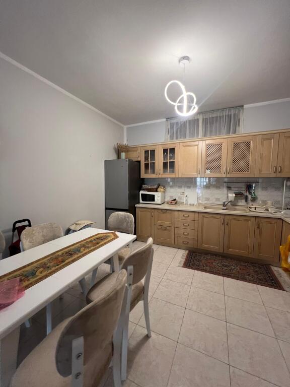 📍 Qira Apartament 3+1 pranë Ambasadës Gjermane! 🏡