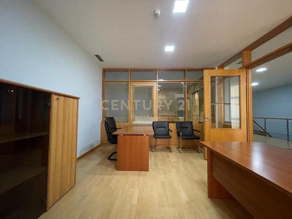 DUBLEX NE SHITJE, I VENDOSUR NE FILLIM TE  RRUGES SE KAVAJES, TIRANE!