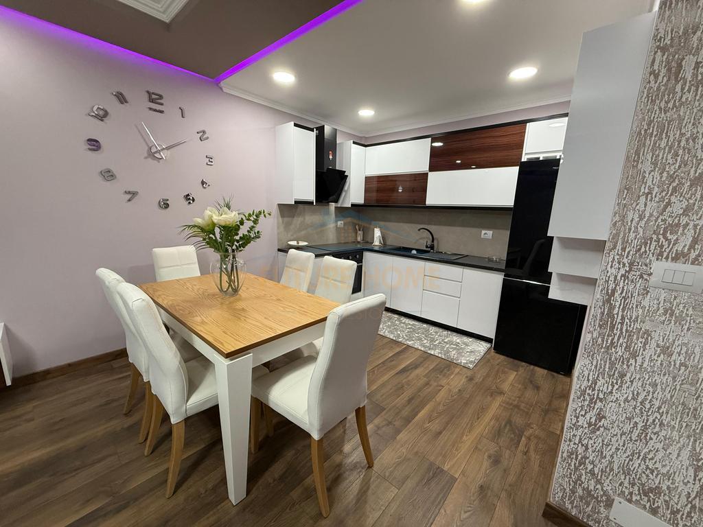 Shitet, Apartament 2+1, Komuna e Parisit